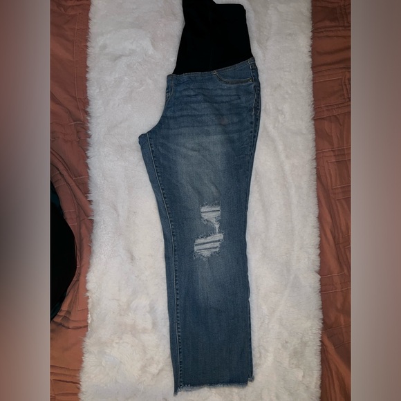 6/$15 Bundle Sale: EUC Isabel Maternity Over the Belly Cropped Distressed Jeans - Picture 2 of 5